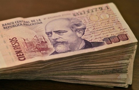 Pesos Argentinos (foto Alex Proimos)