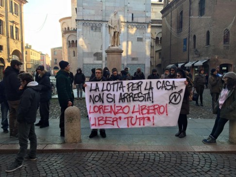 Il presidio di oggi pomeriggio a Modena, durante l'udienza per l'attivista arrestato