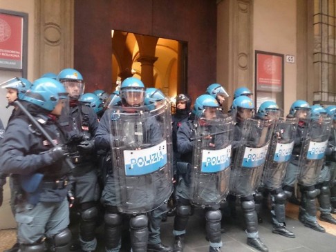 Polizia palazzo Hercolani (foto fb Assemblea Scienze Politiche)