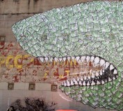 Foto 9 - Squalo di soldi mangia Partito Comunista. Murales di Blu a Barcellona