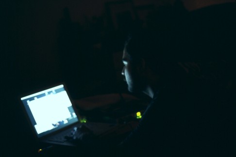 Uomo al computer (foto Jim Hickcox)