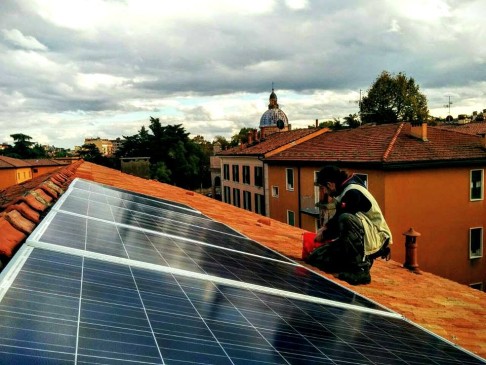 Pannelli solari (foto fb Làbas)