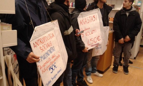 Azione alla Feltrinelli (foto fb Studenti contro il nuovo Isee)