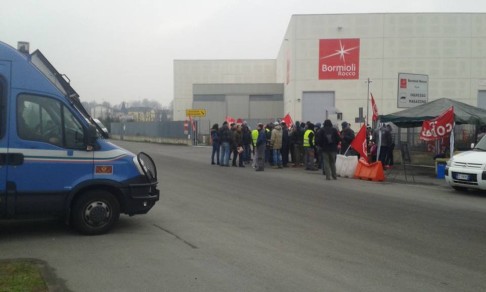 L'arrivo della polizia ai magazzini Bormioli di Fidenza (foto fb Anomalia Parma)