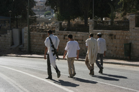 Coloni israeliani a Hebron (foto da flickr @ismpalestine)