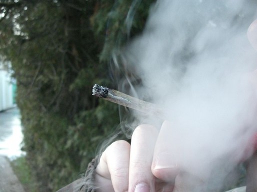 Fumatore di spinello di marijuana - Foto di Chmee2