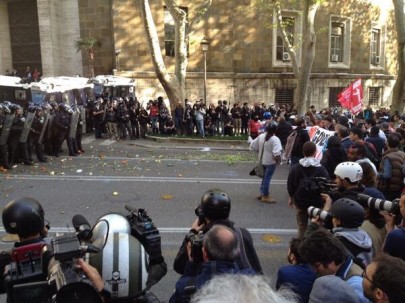 Corteo movimenti fronteggia polizia in via Veneto, #12A (foto da twitter @franziskanava)