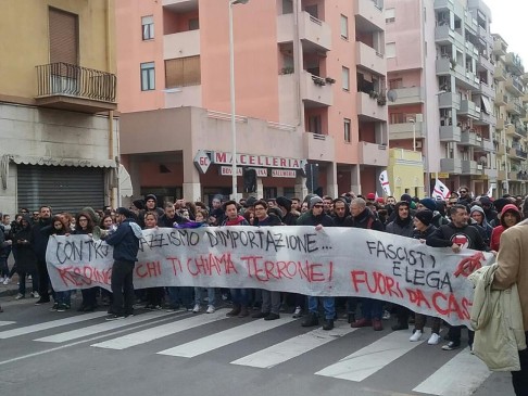 Contestazione Salvini Cagliari (foto Radio Onda Rossa)