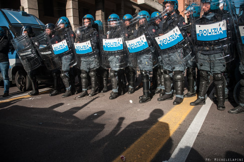 Polizia sgombero via Irnerio - © Michele Lapini