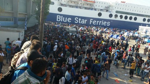 Migranti in attesa di imbarcarsi a Lesbo (foto da lesbo.w2eu.net)