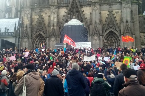 Manifestazione antirazzista a Colonia (foto da twitter @Dana_Regev)