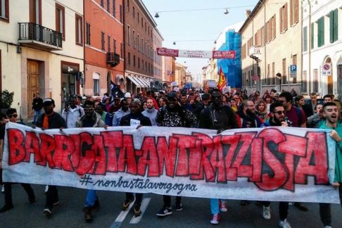 Ferrara, barricata antirazzista (foto fb Làbas)