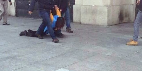 L'arresto di una donna a Istanbul (foto twitter @ydemokratkadin)