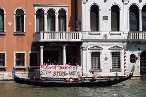 Striscione calato venerdì dall'Università Ca'Foscari di Venezia (foto da fb Rojava Calling)