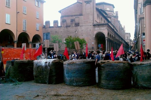 Piazza Verdi si barrica (foto Zic)