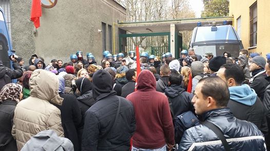 Picchetto antisfratto a Milano (foto fb Comitato Abitanti San Siro)