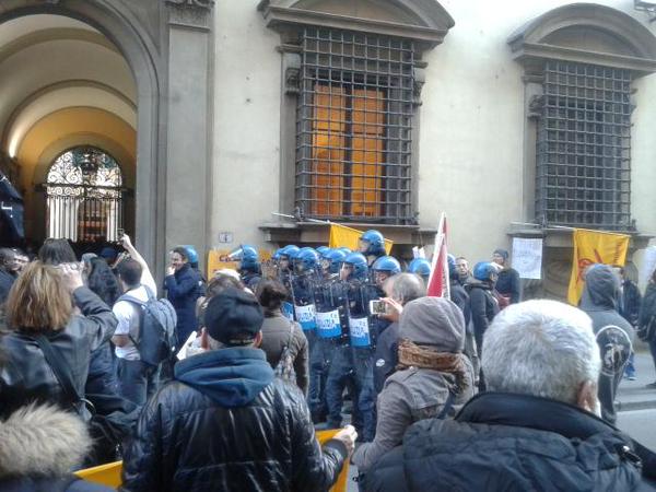 Corteo casa Firenze (foto twitter @ExCasermaOccupata)