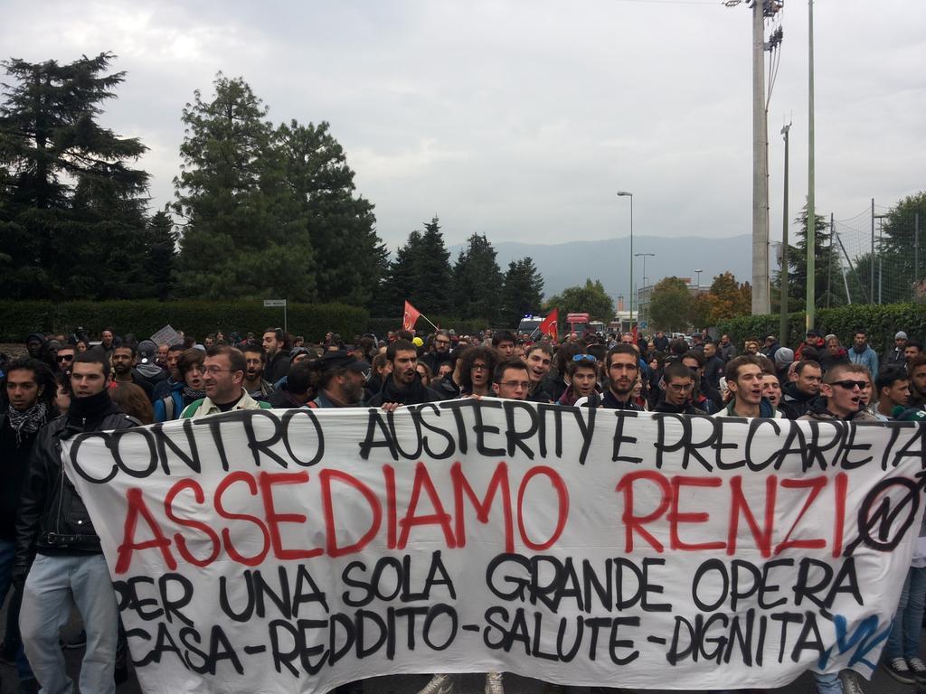 Brescia, contestazione Renzi (da twitter @Magazzino47)