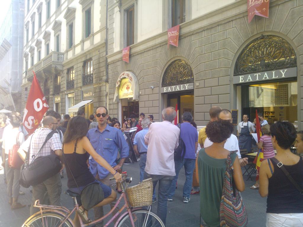 Sciopero Eataly Firenze (foto da twitter @CortocircuitOFI)